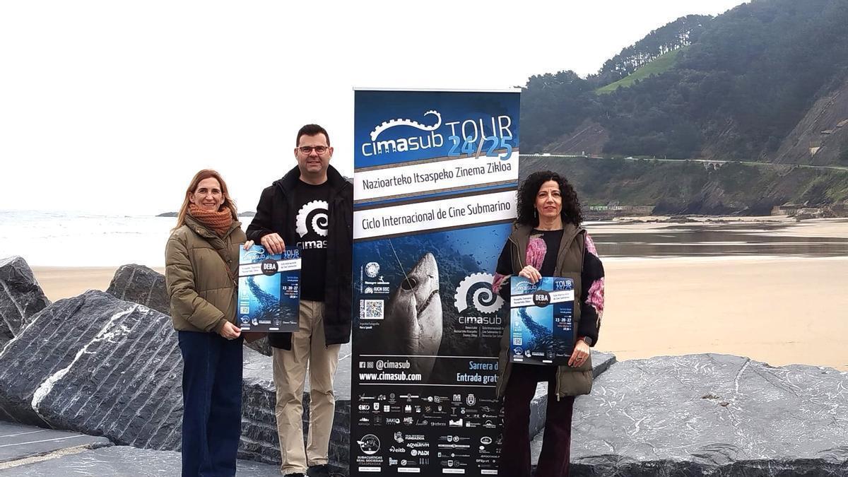 La presentación del ciclo de cine submarino Cimasub tuvo a la playa de Deba como escenario