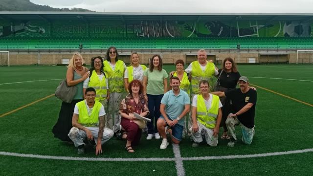 Los participantes en el programa, con representantes del Ayuntamiento, de Basauri Kirolak y de Gaztaroa Sartu