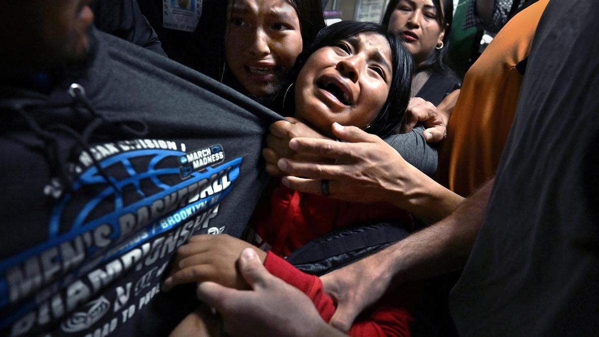 Imagen de Carol Guzy 'Separados por el hielo'