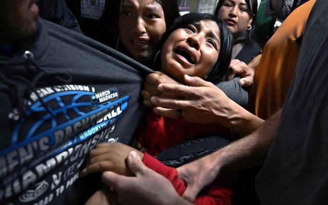 Imagen de Carol Guzy 'Separados por el hielo'