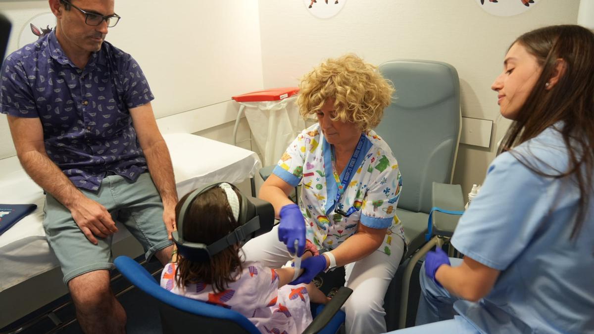 Ane se saca sangre con sus gafas de realidad virtual en el Hospital de Cruces