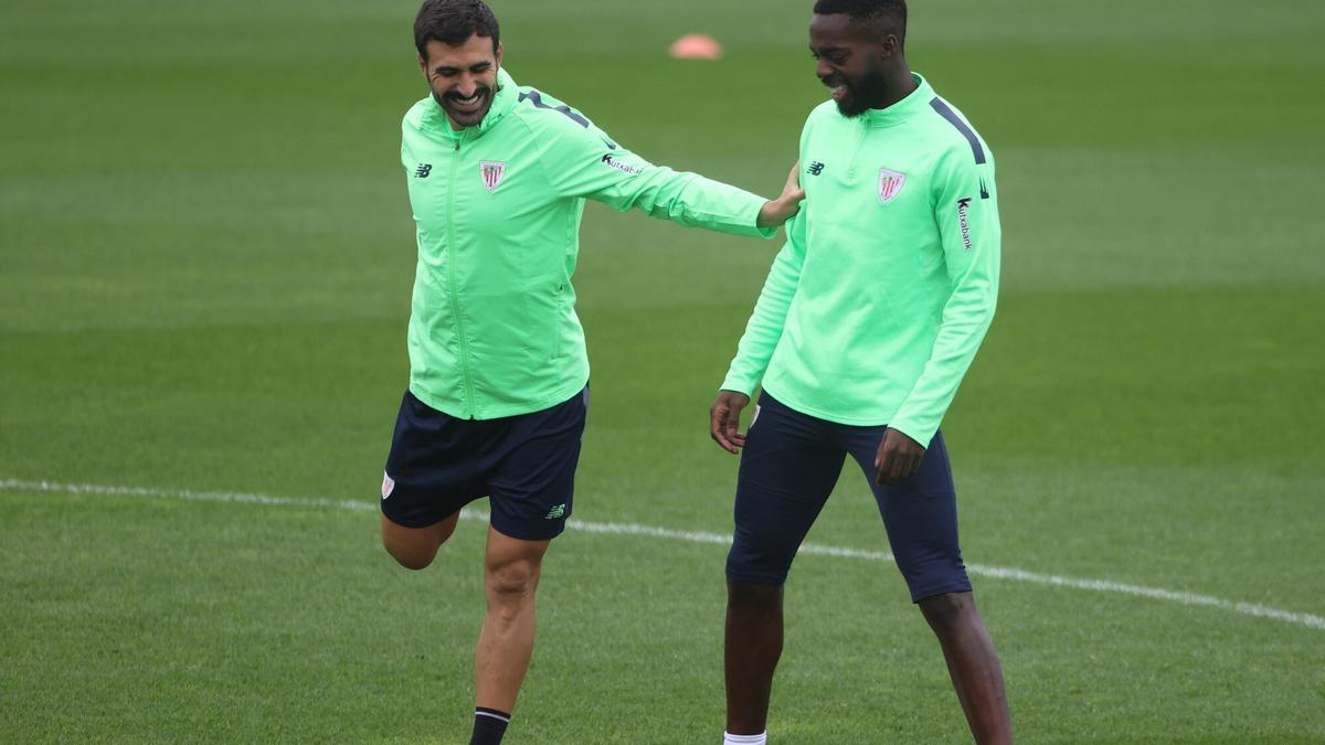 Mikel Balenziaga, junto a Iñaki Williams, estira en un entrenamiento con el Athletic.