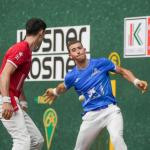 Julen Egiguren ganan a Xabier Rekalde en el Manomanista Serie B en el Ogueta de Gasteiz.