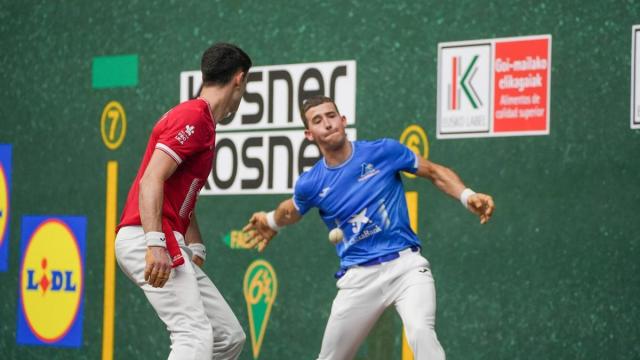 Julen Egiguren ganan a Xabier Rekalde en el Manomanista Serie B en el Ogueta de Gasteiz.