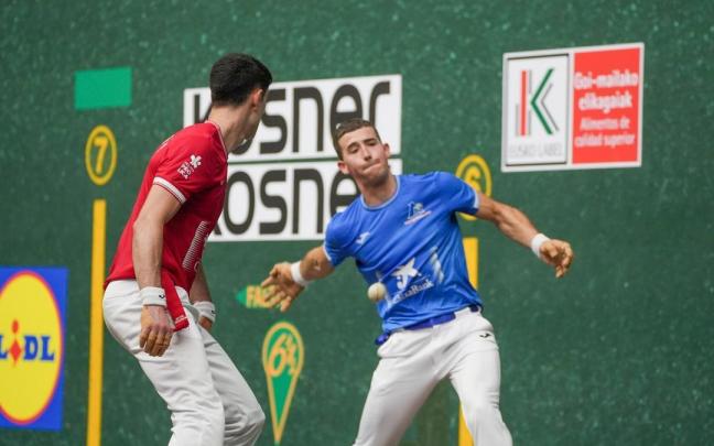 Julen Egiguren ganan a Xabier Rekalde en el Manomanista Serie B en el Ogueta de Gasteiz.