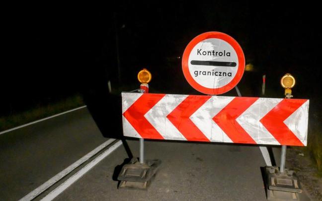 Un cartel indicando la presencia de un control en la frontera entre Polonia y Eslovaquia.