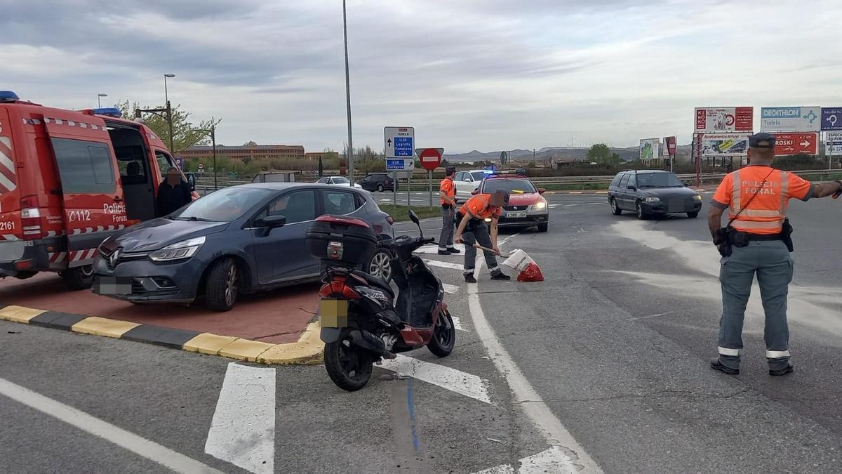 Los agentes, en el lugar del accidente.