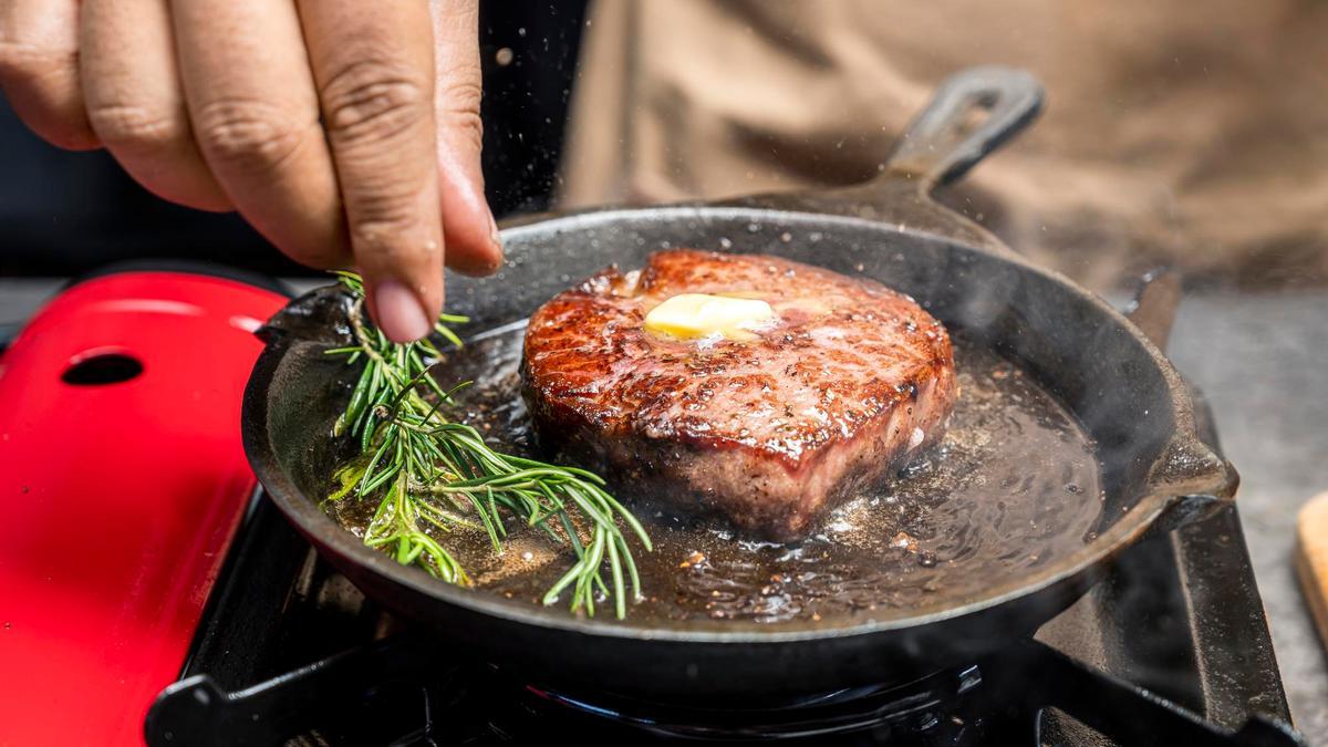 Una ramita de tomillo fresco y un cubo de mantequilla incrementan notablemente el sabor y el disfrute de la carne.