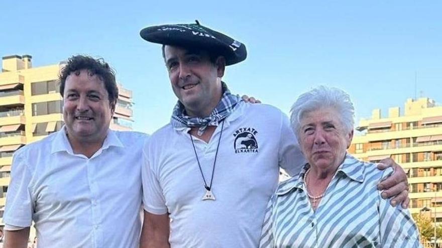 Javier Gastañaga en el centro tras coronarse vencedor del concurso de Zarautz.