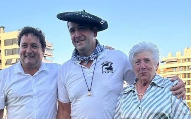 Javier Gastañaga en el centro tras coronarse vencedor del concurso de Zarautz.