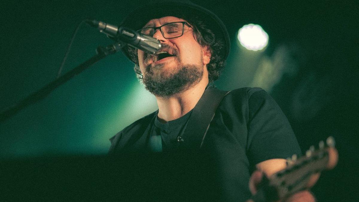 Petti es uno de esos artistas prolíficos que está componiendo o encima de un escenario mostrando sus canciones .