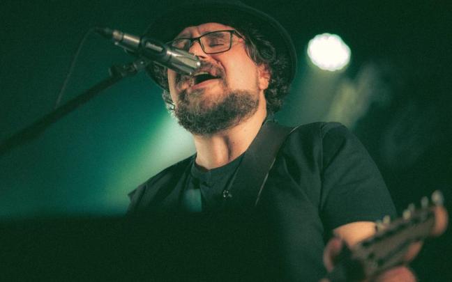 Petti es uno de esos artistas prolíficos que está componiendo o encima de un escenario mostrando sus canciones .