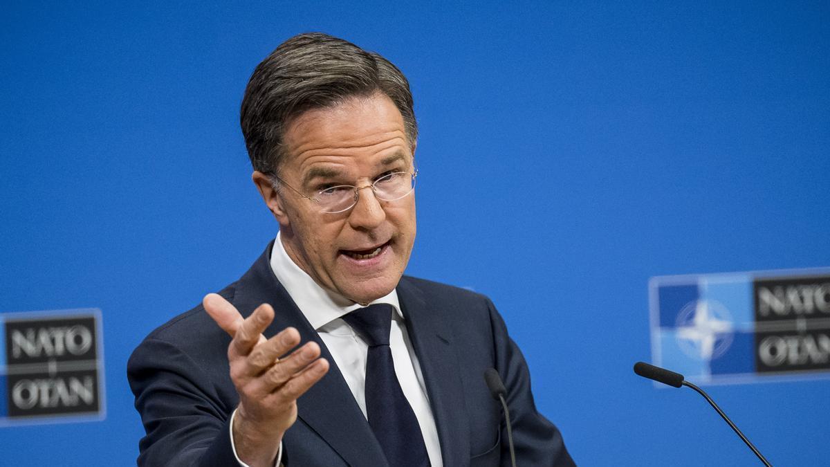 El secretario general de la OTAN, Mark Rutte, atiende a los medios.
