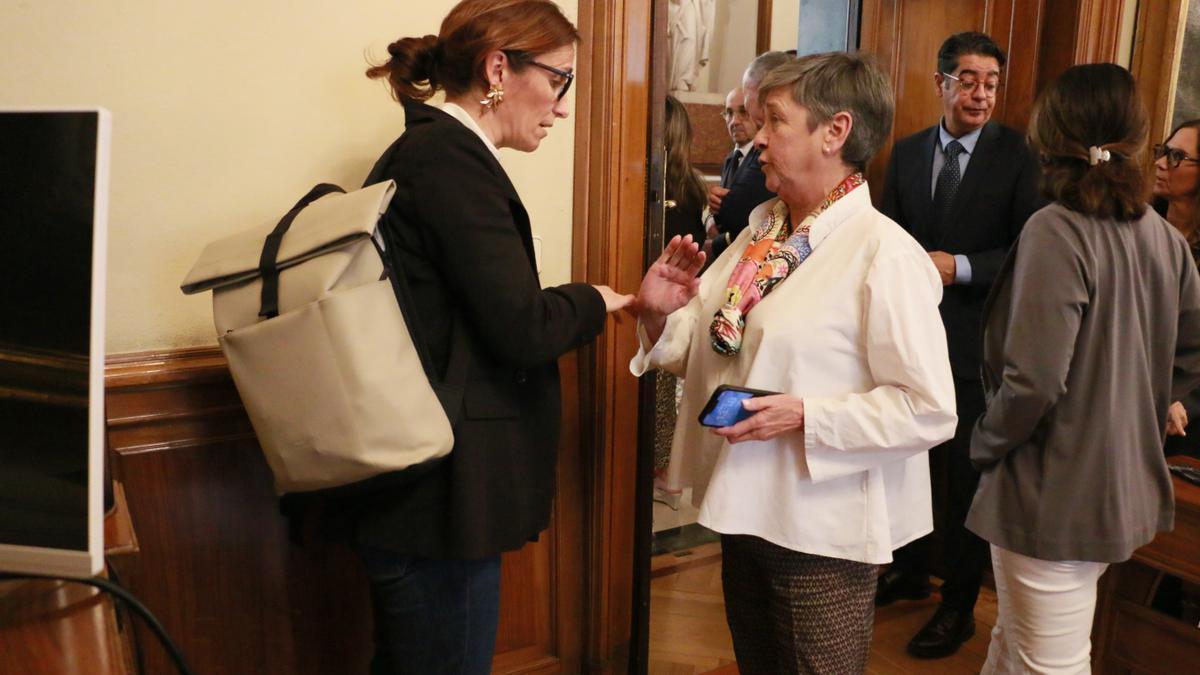 La senadora jeltzale Nerea Ahedo conversando con la ministra de Sanidad, Mónica García.