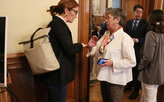 La senadora jeltzale Nerea Ahedo conversando con la ministra de Sanidad, Mónica García.