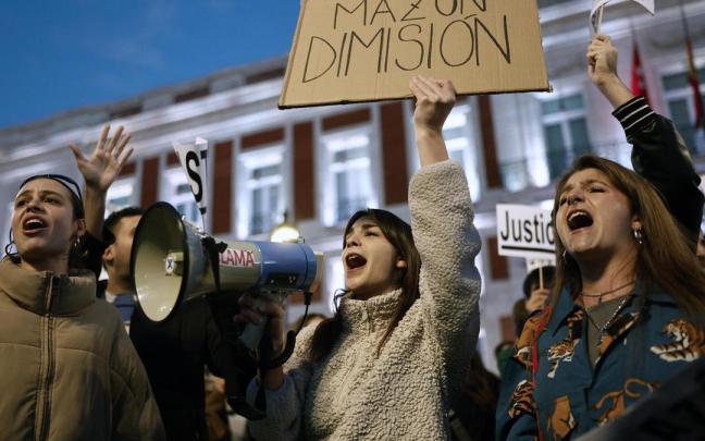 Manifestantes piden la dimisión de Carlos Mazón en Valencia