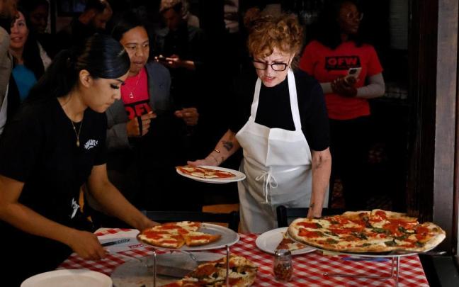 Susan Sarandon vuelve a ser camarera en Nueva York para reivindicar salarios dignos