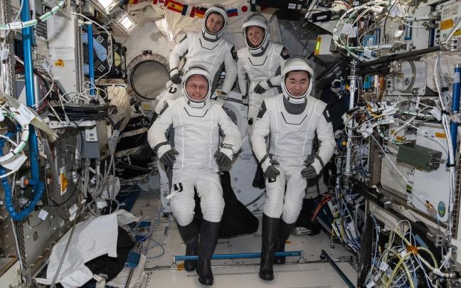 La Crew-11, con un astronauta enfermo, regresa a la Tierra en un amerizaje perfecto.