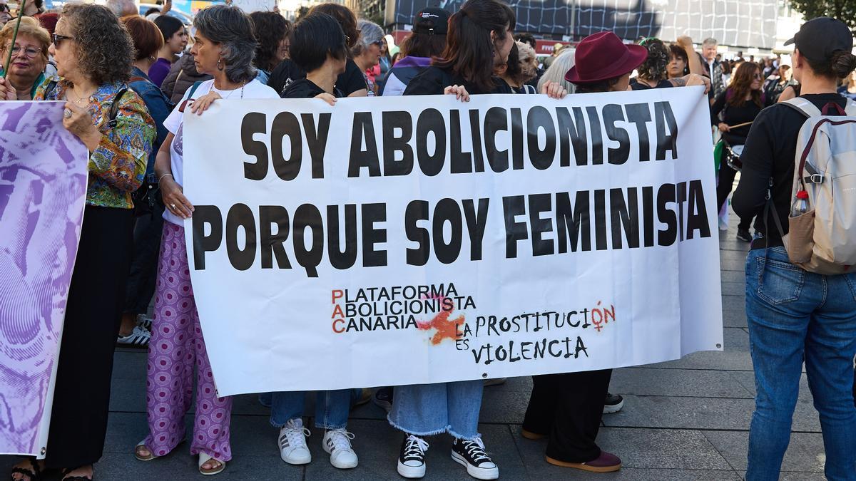 Manifestantes sosteniendo una pancarta con el lema 'Soy abolicionista porque soy feminista' durante la concentración convocada por el Movimiento Feminista de Madrid (MFM)