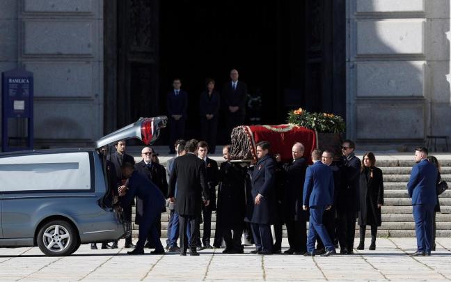 Familiares de Franco sacan el féretro con los restos del dictador de Cuelgamuros.