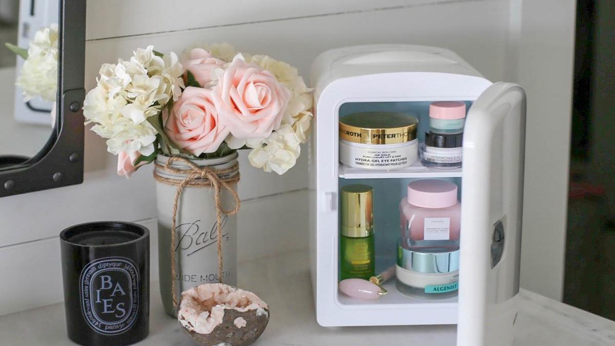 "Beauty fridge" lleno de cosméticos