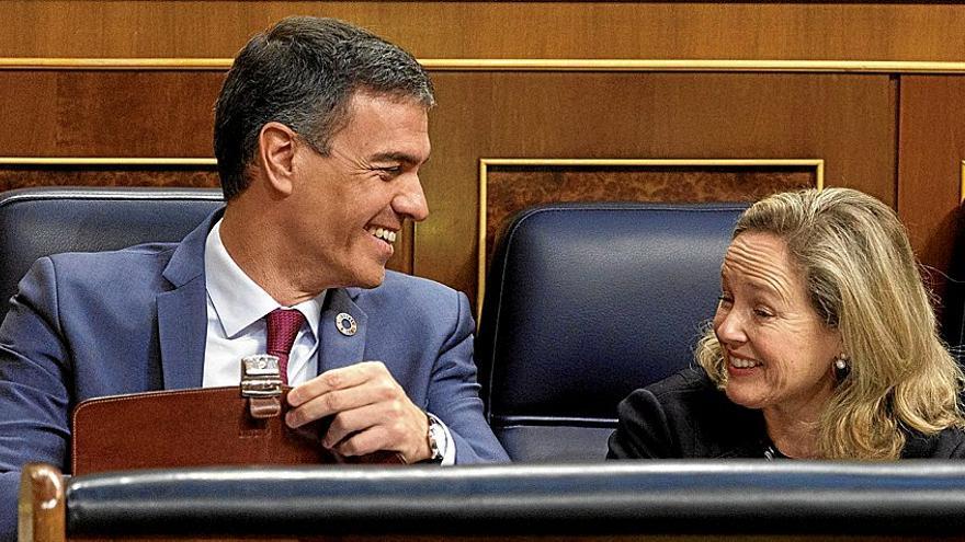 El presidente del Gobierno español, Pedro Sánchez, con la vicepresidenta Nadia Calviño, en una anterior sesión del Congreso de los Diputados. | FOTO: EUROPA PRESS