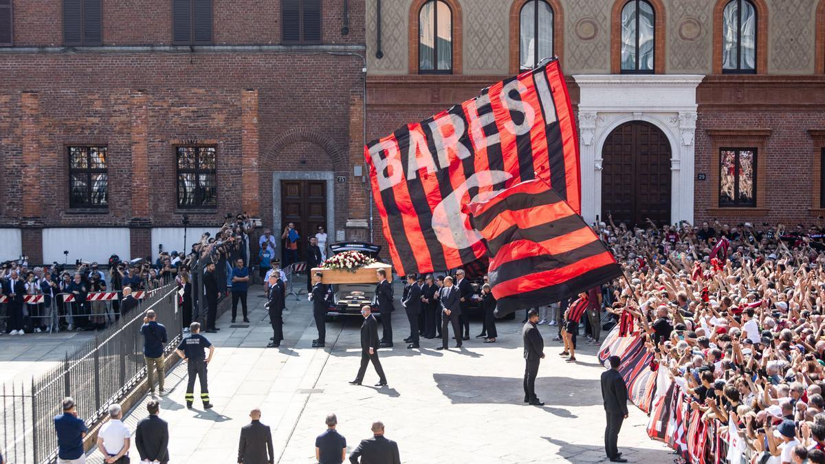 En imágenes: 'Ciao, capitano': miles de aficionados despiden a Baresi entre aplausos y cánticos