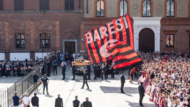 En imágenes: 'Ciao, capitano': miles de aficionados despiden a Baresi entre aplausos y cánticos