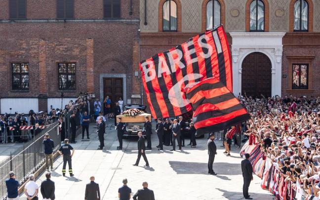 En imágenes: 'Ciao, capitano': miles de aficionados despiden a Baresi entre aplausos y cánticos