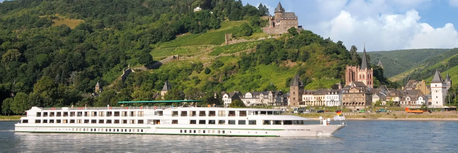 Uno de losbarcos de cruceros para turistas que navega por el Rin.