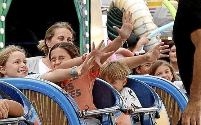 Hainbat gaztetxo feria batean