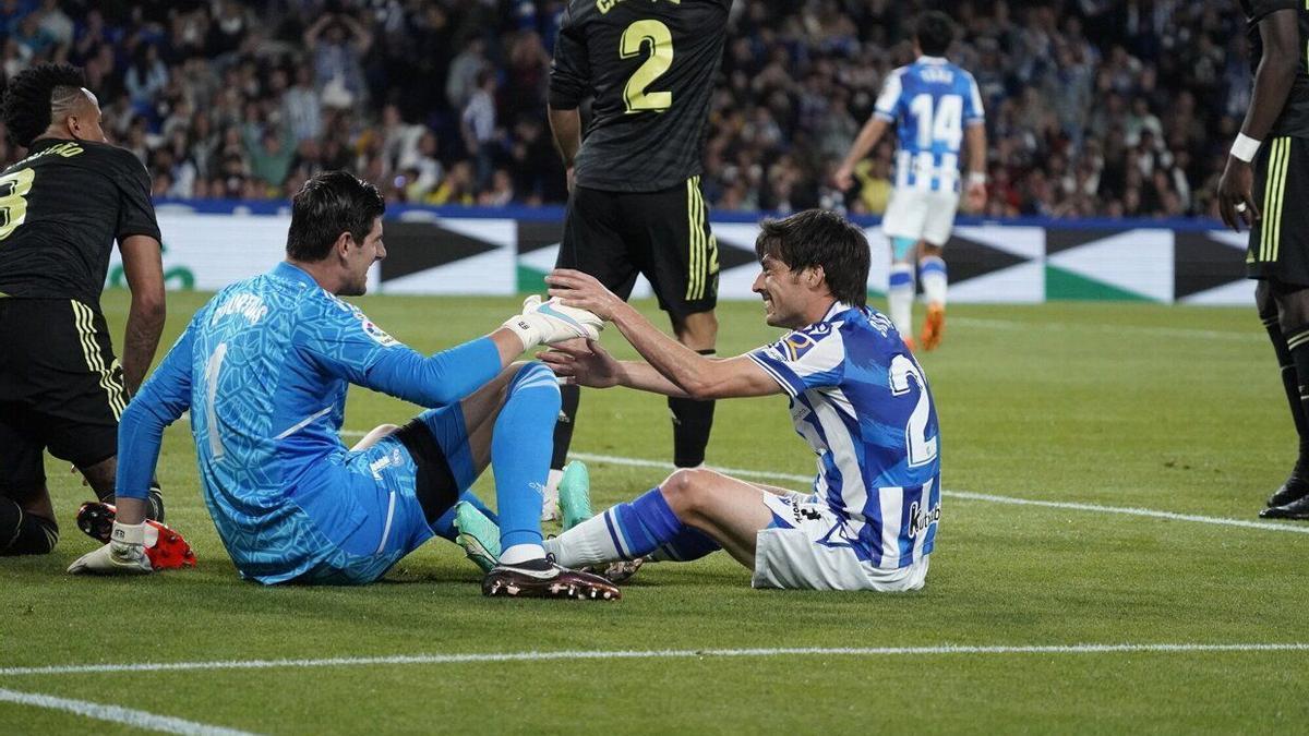 David Silva y Courtois, en una acción del partido ante el Madrid. / RUBEN PLAZA