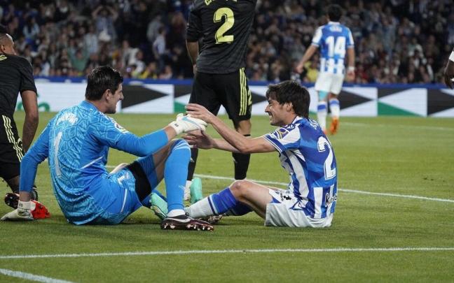 David Silva y Courtois, en una acción del partido ante el Madrid. / RUBEN PLAZA
