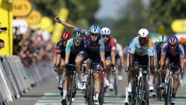 Tim Merlier festeja la victoria en en Bergerac.