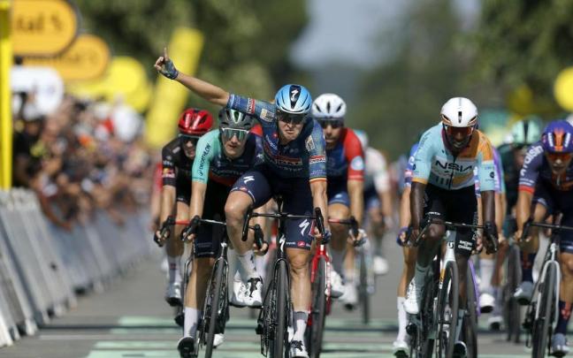 Tim Merlier festeja la victoria en en Bergerac.