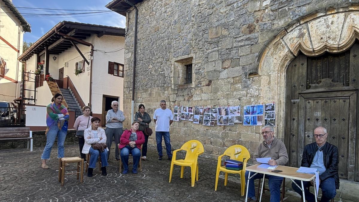Residentes de la calle Ermita junto al presidente de la asociación de vecinos.