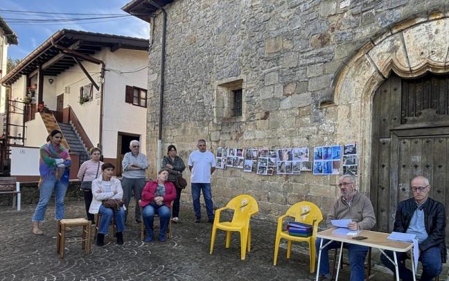 Residentes de la calle Ermita junto al presidente de la asociación de vecinos.