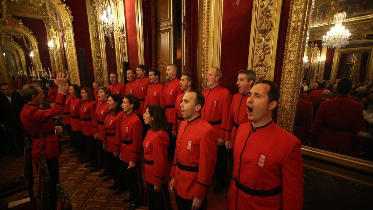 El coro de la Policía Foral interviene en el acto institucional de traspaso de la competencia de Tráfico y Seguridad Vial a Navarra.