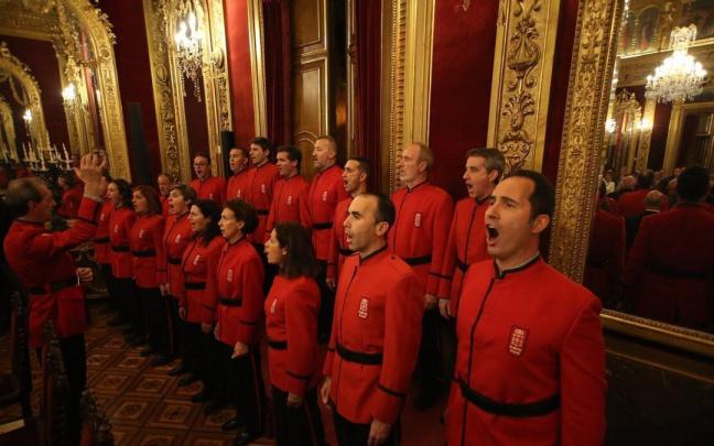 El coro de la Policía Foral interviene en el acto institucional de traspaso de la competencia de Tráfico y Seguridad Vial a Navarra. El coro de la Policía Foral interviene en el acto institucional de traspaso de la competencia de Tráfico y Seguridad Vial a Navarra.