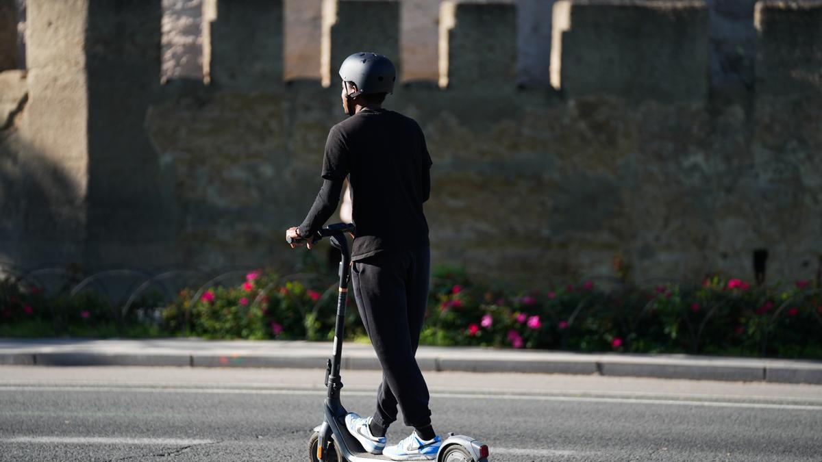 Usuario de patinete eléctrico.