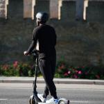 Usuario de patinete eléctrico.