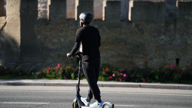 Usuario de patinete eléctrico.