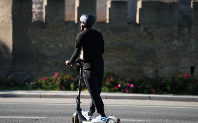 Usuario de patinete eléctrico.