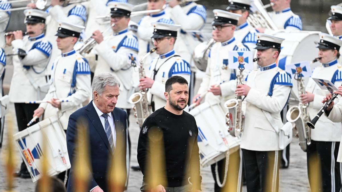 Zelenski y su homólogo finlandés, Sauli Niinisto, pasan revista a la guardia durante la ceremonia de bienvenida celebrada este miércoles en Helsinki.