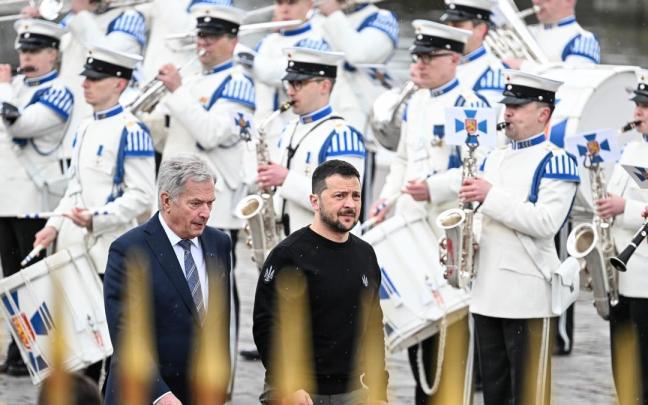 Zelenski y su homólogo finlandés, Sauli Niinisto, pasan revista a la guardia durante la ceremonia de bienvenida celebrada este miércoles en Helsinki.