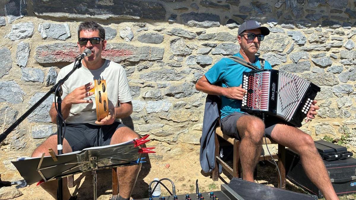 Arandia Anaiak fueron los encargados de poner musica a la romería del pasado sábado.