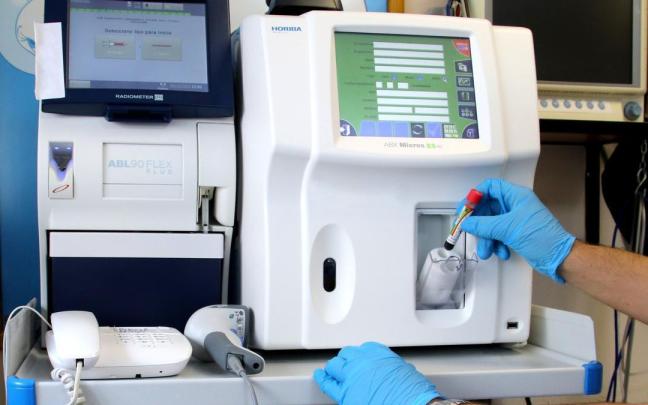 Dispositivo que permite analizar las muestras de orina y sangre en escasos minutos.