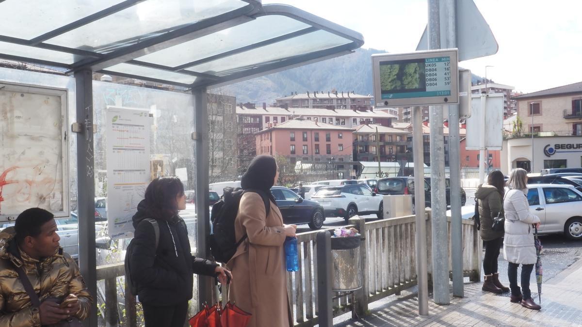 La paneles informativos ya están cumpliendo su función en las paradas de los autobuses de Lurraldebus en Elgoibar