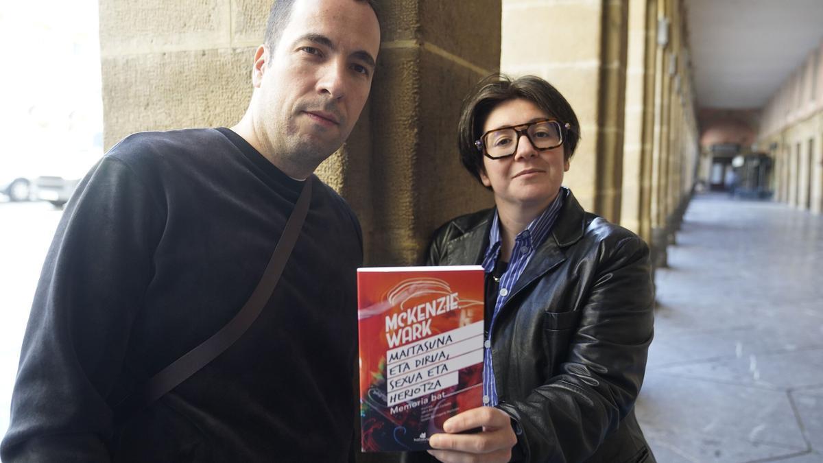 Jokin Azpiazu, en la foto con Danele Sarriugarte, presentará el libro "Masculinidades y feminismo" el 16 de octubre.