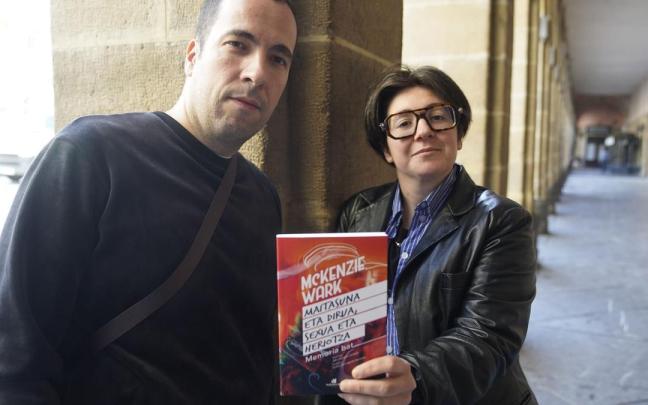 Jokin Azpiazu, en la foto con Danele Sarriugarte, presentará el libro "Masculinidades y feminismo" el 16 de octubre.